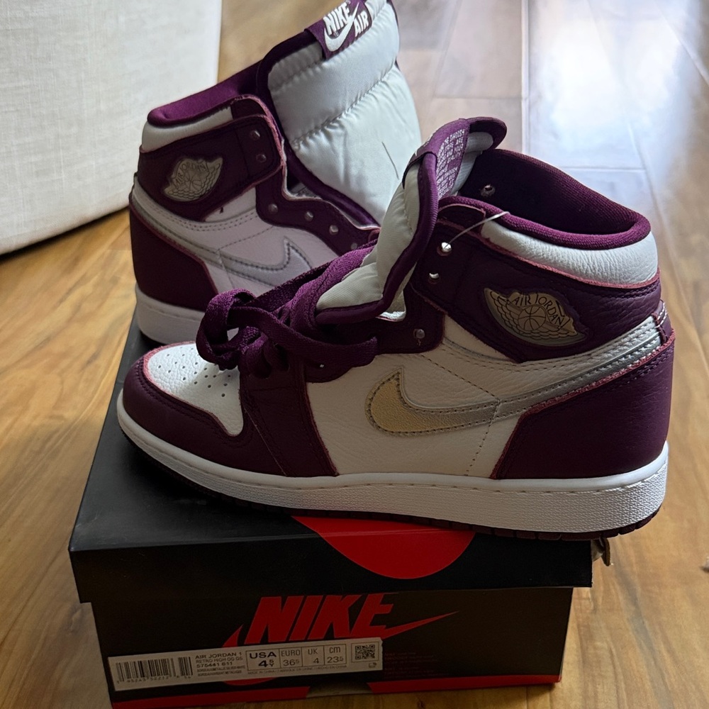 BRAND NEW Nike Air Jordan 1 Retro High OG in Burgundy and White